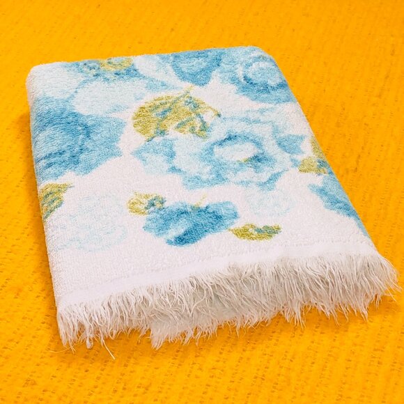 Vintage 60s CANNON Blue Cabbage Rose Bouquet Decorative Fringed Towel 22" x 36" - Picture 2 of 10
